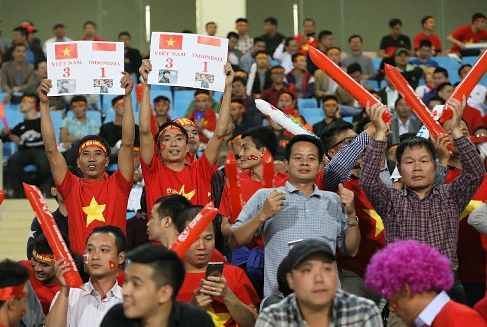 
Các cổ động viên tin tưởng đội tuyển Việt Nam sẽ thắng cách biệt 3-1 để vào chung kết, ảnh: Minh Phương
