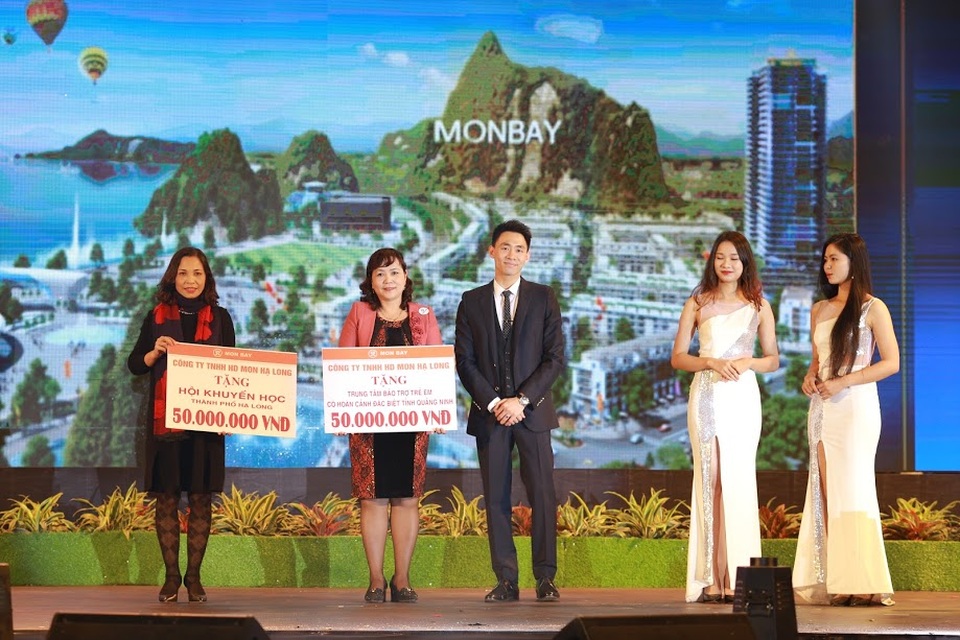 
Tổng giám đốc HD Mon Hạ Long trao quà tại Lễ ra mắt dự án
