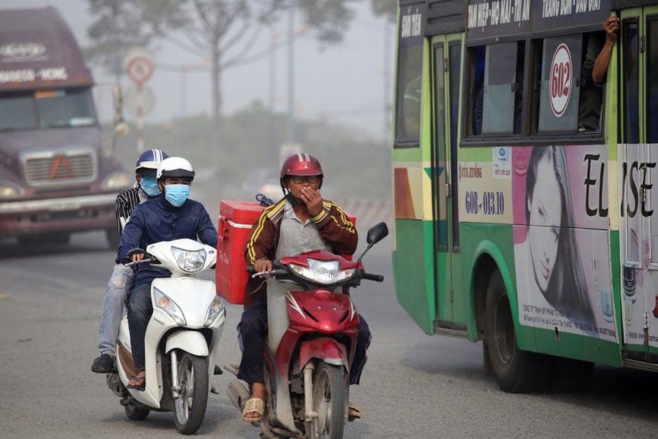 
Người đi đường cố nhắm mắt, bịt mũi khi lưu thông qua đây.
