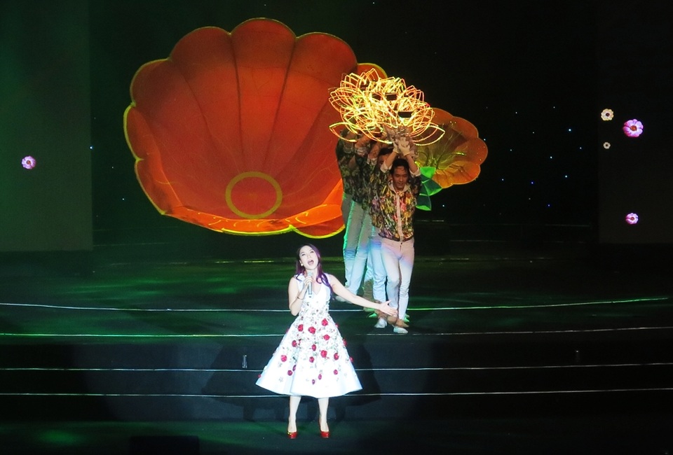 Mỹ Tâm hát ca khúc Hai mươi