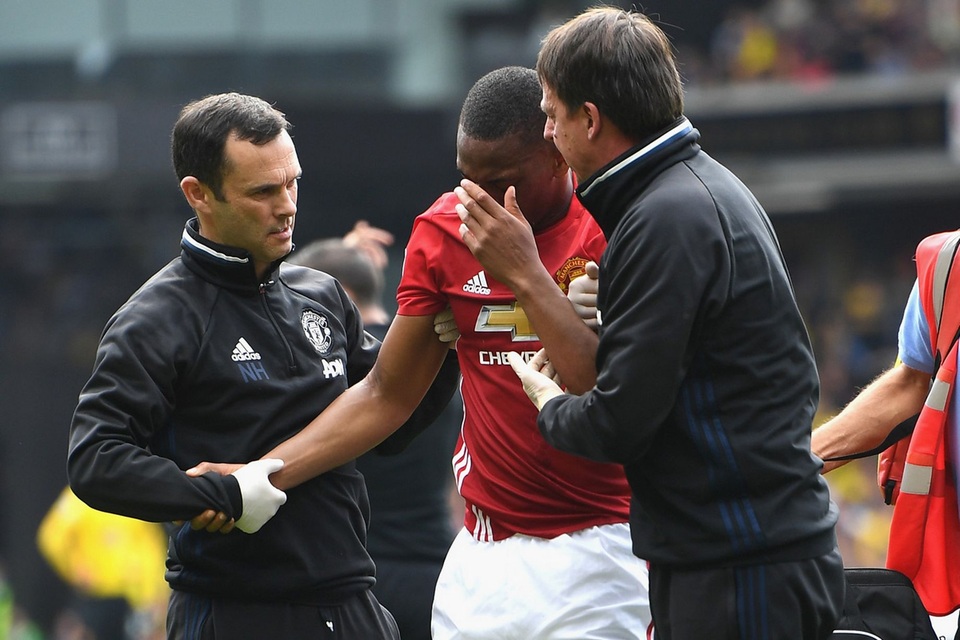 Nhìn lại trận thua mất mặt của MU trước Watford - 25
Martial không thể tiếp tục thi đấu và phải rời sân