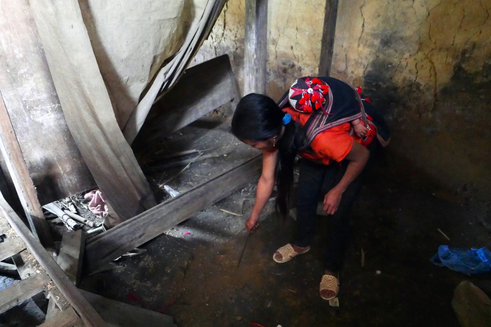 
Nhắc đến sự việc kinh hoàng, người con dâu cả của gia đình nạn nhân chỉ vào chỗ đất dưới gầm giường bị hung thủ chọc nham nhở vì nghĩ ở đây có chôn đồ quý.
