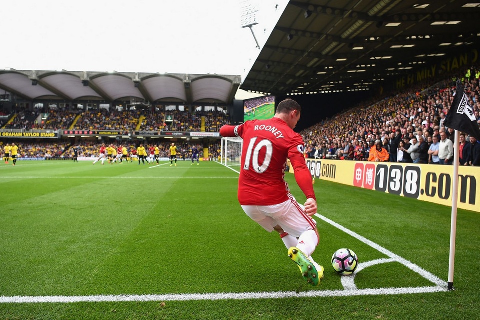 Nhìn lại trận thua mất mặt của MU trước Watford - 26
Rooney thực hiện một quả phạt góc cho MU, đội khách thi đấu bế tắc