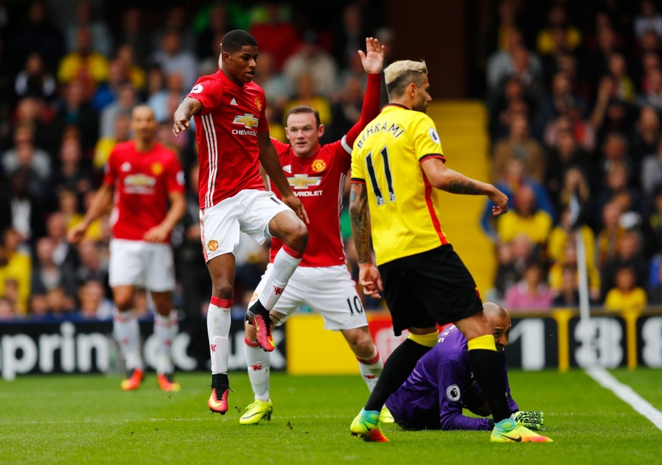 Nhìn lại trận thua mất mặt của MU trước Watford - 27
May mắn giúp cho MU gỡ hòa ở phút 62 khi Rashford nhanh chân sút tung lưới đối phương ở góc gần