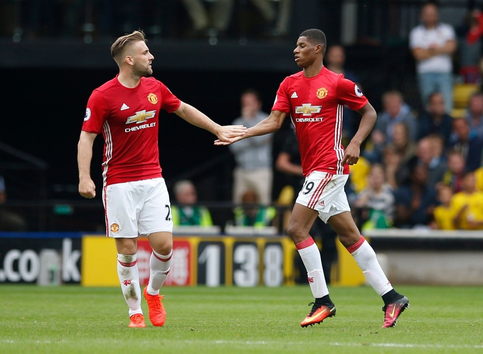 Nhìn lại trận thua mất mặt của MU trước Watford - 28
Shaw chia vui với Rashford
