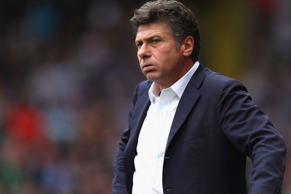 Nhìn lại trận thua mất mặt của MU trước Watford - 29
Walter Mazzarri thất vọng khi đội khách gỡ hòa