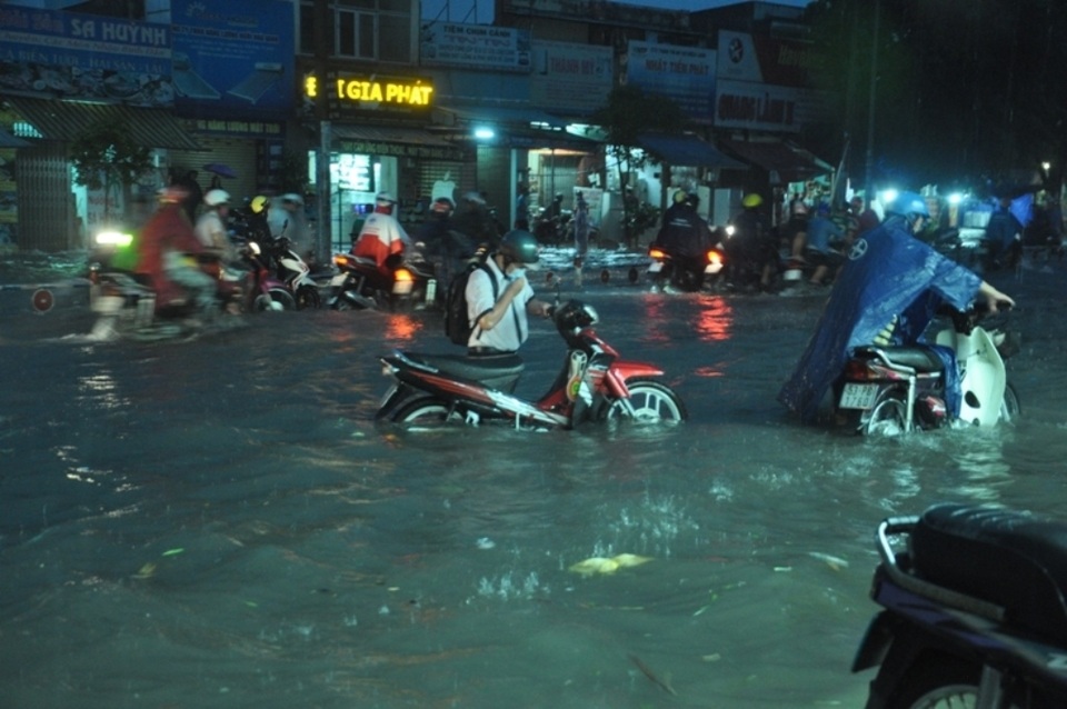 Mưa như trút, Sài Gòn thành "biển nước" mênh mông, ngập chưa từng thấy! - 5 Mưa như trút, Sài Gòn thành "biển nước" mênh mông, ngập chưa từng thấy! - 5