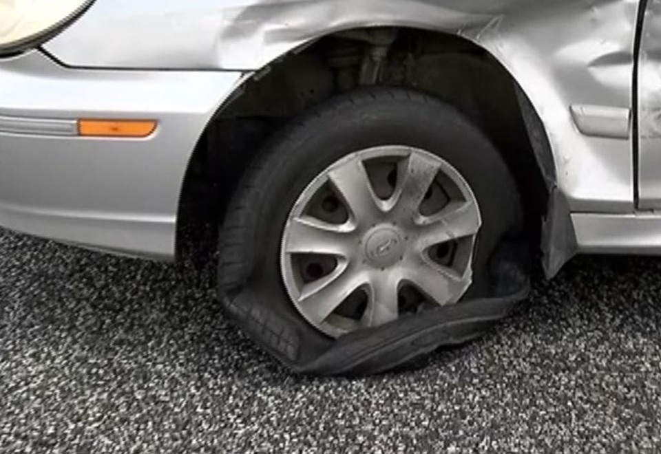 Xe 18 bánh ủn xe con, tài xế không hay biết - 6