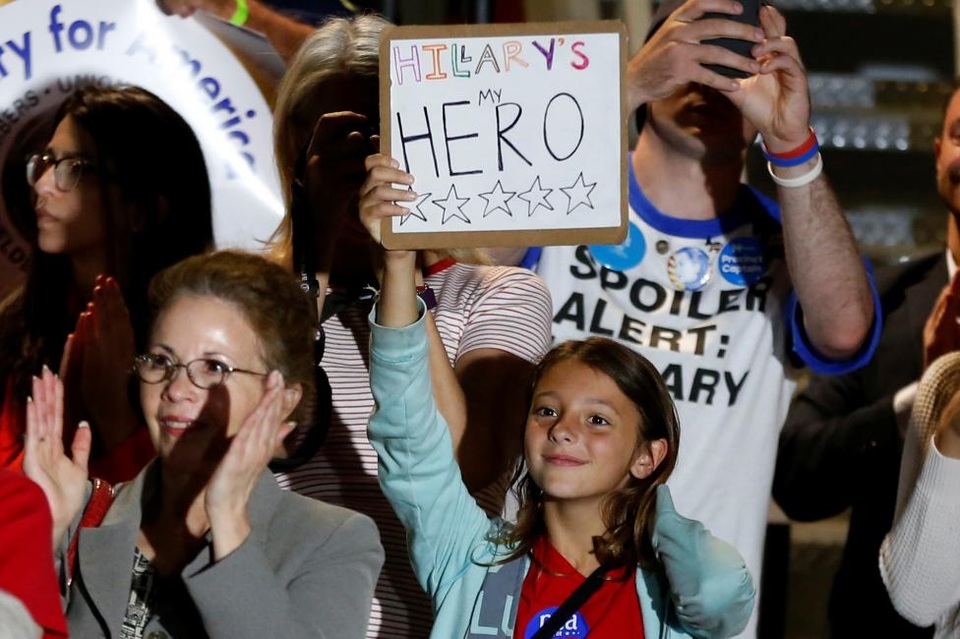 
Bé gái Marlena Steinbach, 9 tuổi, giơ tấm biển gọi Hillary là người hùng tại Commerce, California.
