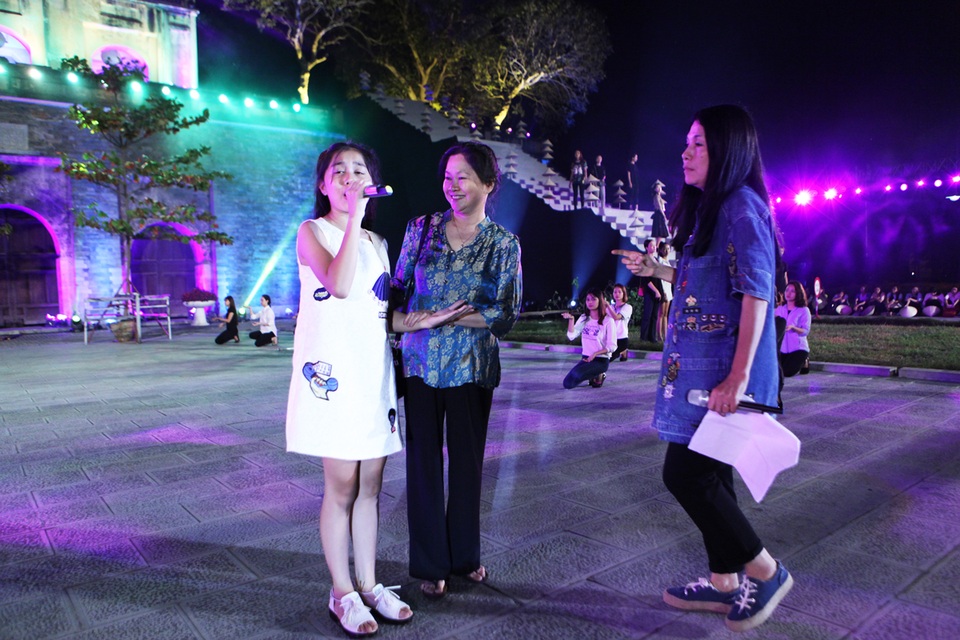 Hé lộ những hình ảnh đầu tiên trong Festival Áo dài Hà Nội 2016 - 6
NTK Minh Hạnh đang chỉnh một tiết mục biểu diễn kết hợp giữa ca sĩ nhí và nghệ sĩ gạo cội.