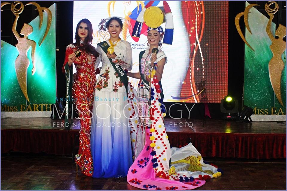 Ngắm những bộ trang phục dân tộc đẹp nhất cuộc thi Hoa hậu Trái đất - 12 
Nam Em (giữa) nhận huy chương vàng phần thi Hoa hậu ăn ảnh nhất.