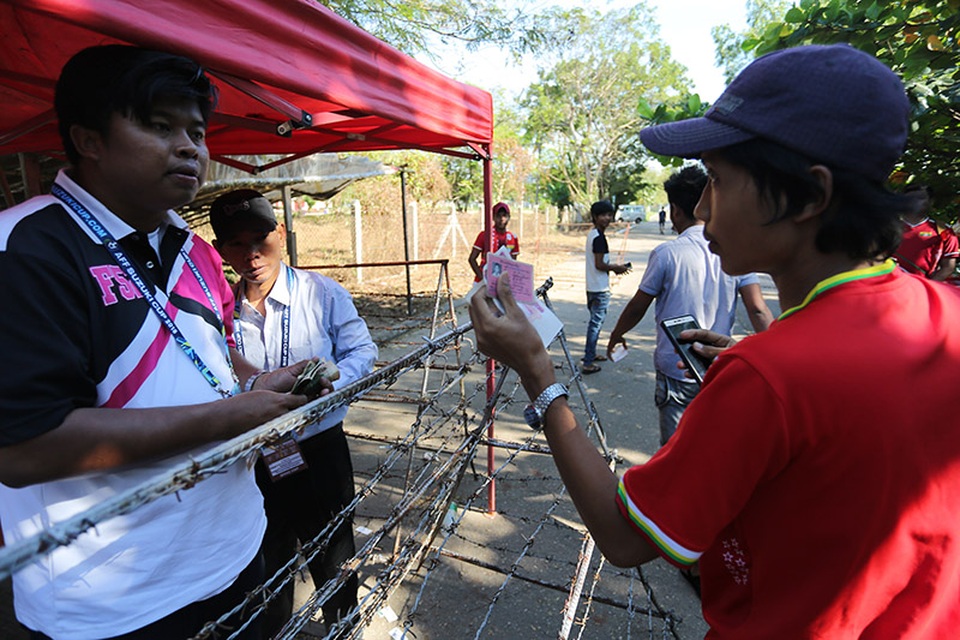 CĐV Myanmar ùn ùn kéo tới sân Thuwana tiếp lửa đội nhà - 5