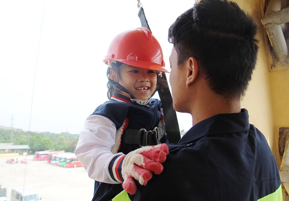 "Thót tim" với trải nghiệm làm lính cứu hỏa của học sinh tiểu học - 6 "Thót tim" với trải nghiệm làm lính cứu hỏa của học sinh tiểu học - 6