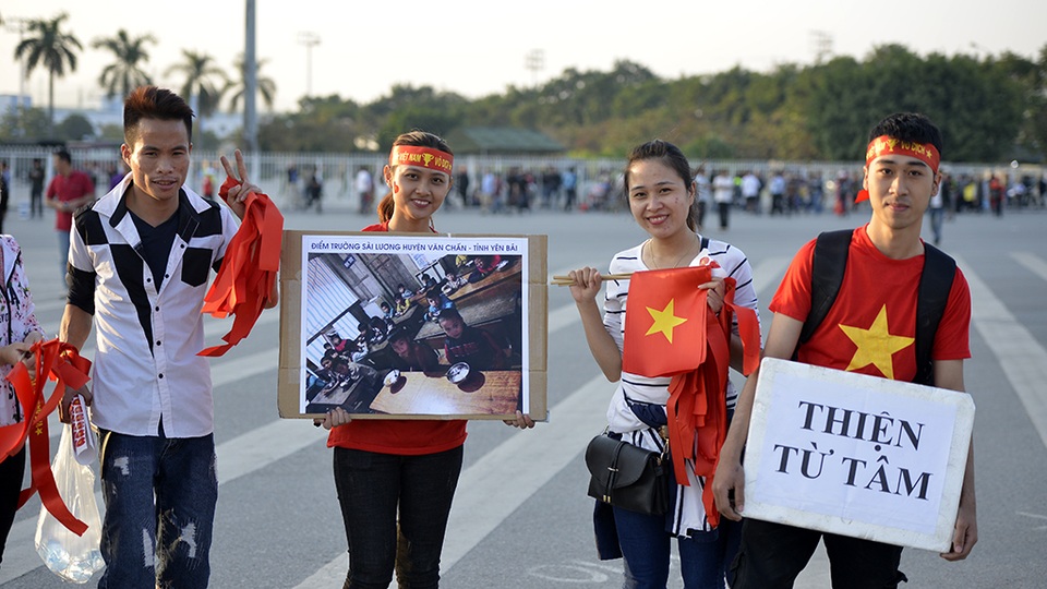 
Một nhóm tình nguyện bán cờ và băng rôn để làm từ thiện
