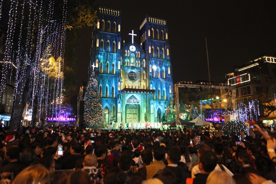 
Từ hơn 19h, rất đông người dân đã đổ về chật kín khu vực Nhà thờ Lớn.
