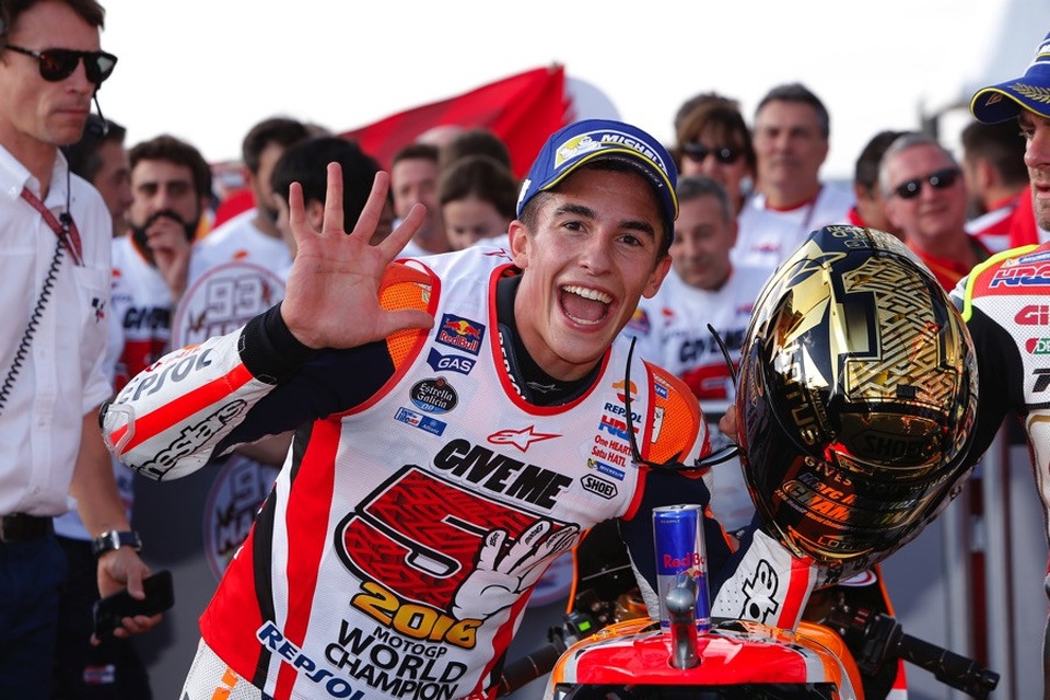 Nhìn lại mùa giải MotoGP 2016 - 5
5 chiến thắng chặng: Mặc dù chỉ có 5 chiến thắng chặng trong số 18 chặng đua, nhưng việc liên tục có mặt trong top 3 tay đua cán đích đầu tiên ở mỗi chặng đua đi qua đã giúp cho Marc Marquez trở thành tay đua xuất sắc nhất mùa giải MotoGP 2016.