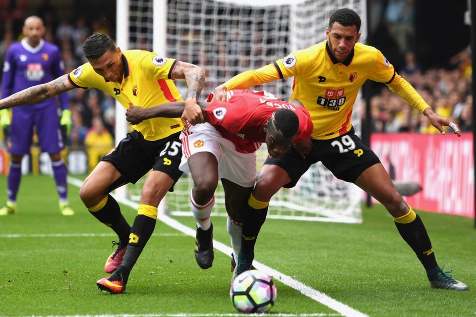 Nhìn lại trận thua mất mặt của MU trước Watford - 30
Pogba vẫn đôi khi tự tin quá mức, tiền vệ người Pháp giữ bóng trong vòng vây của hai cầu thủ đối phương, kêt quả anh mất bóng