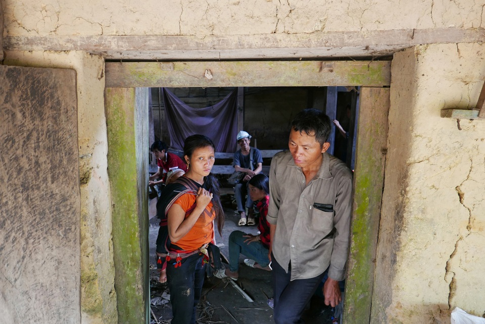 
Tâm trạng của người thân gia đình nạn nhân trước khi bỏ lại ngôi nhà bi thảm nơi rừng núi mãi mãi.
