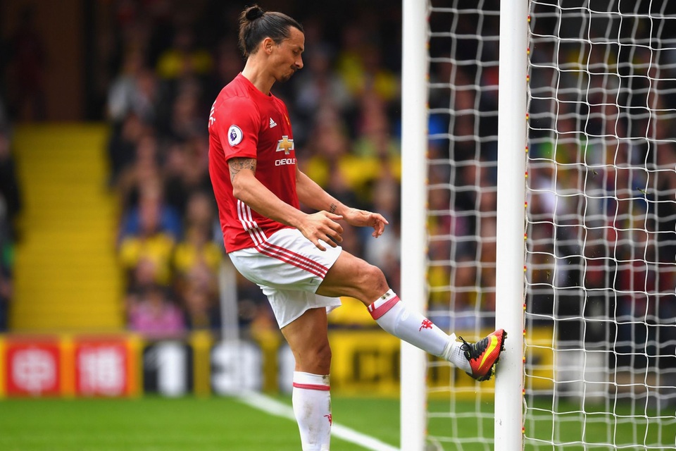 Nhìn lại trận thua mất mặt của MU trước Watford - 33
Ibra thất vọng khi đội bóng của anh lại bị thủng lưới