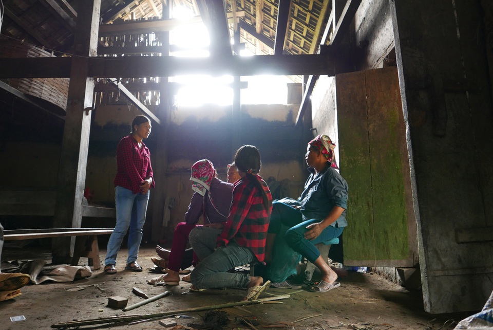 
Bị bỏ hoang hơn 20 ngày, ngôi nhà trở nên lạnh vắng. Hôm 5/9, ngay sau khi hay tin Lở đã bị bắt, người thân của gia đình đã về nhà dọn dẹp, mang đi các đồ đạc, vật dụng giá trị do xác định sẽ không ở đây nữa, khiến ngôi nhà càng trở nên hoang tàn. Trong ảnh là một nhóm người dân đang ngồi bàn tán giữa nhà, trong khi một phần phên tường đã bị dỡ bỏ, khiến ánh sáng có thể chiếu thẳng vào trong nhà.
