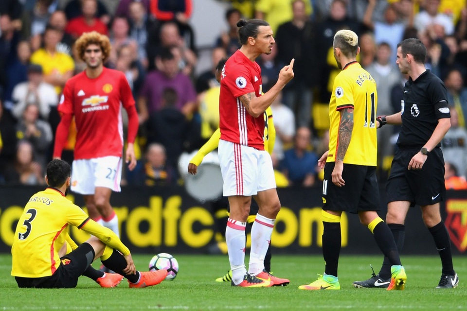Nhìn lại trận thua mất mặt của MU trước Watford - 34
Ibra phản ứng lại trọng tài Oliver khi ông thổi phạt đền cho đội chủ nhà ở phút bù giờ thứ 4