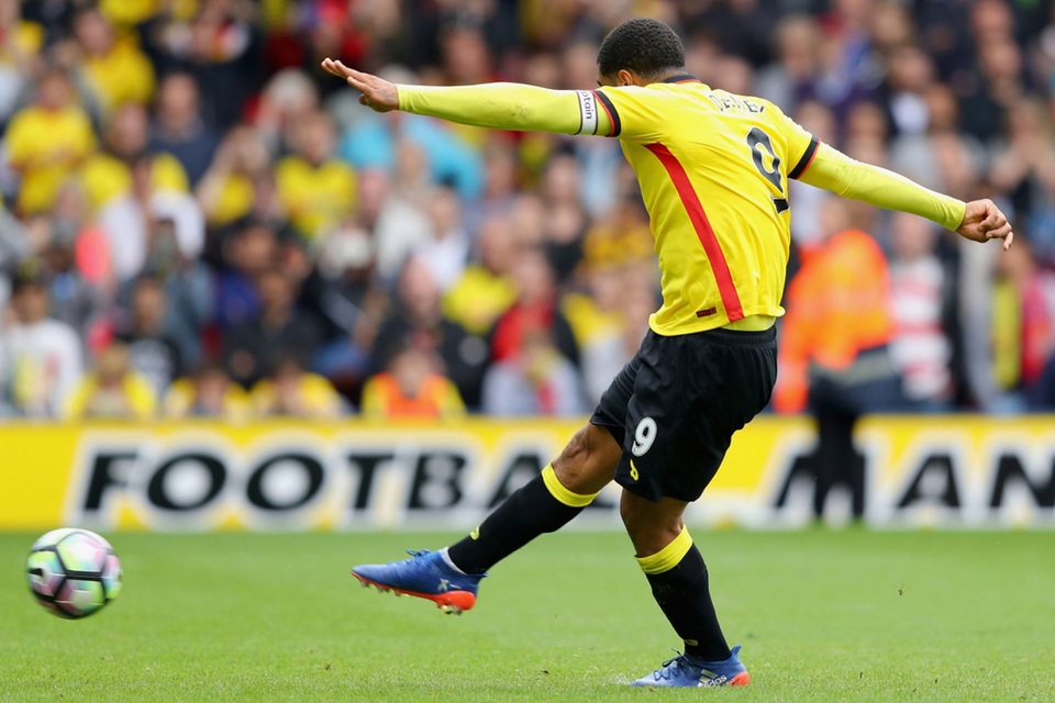 Nhìn lại trận thua mất mặt của MU trước Watford - 35
Deeny sút 11m rất mạnh...