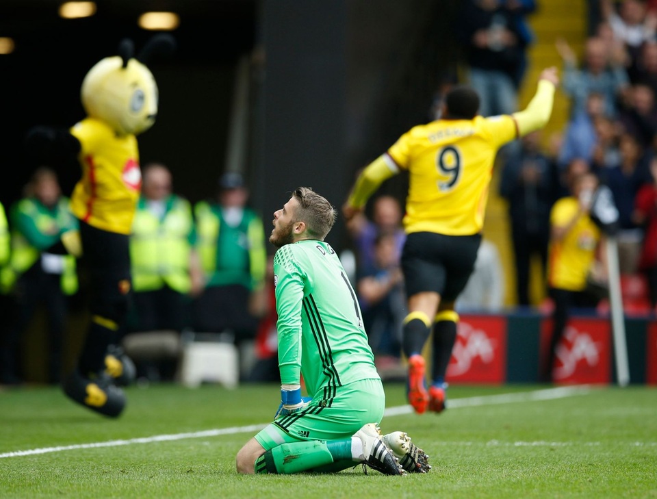 Nhìn lại trận thua mất mặt của MU trước Watford - 36
De Gea đoán sai hướng và MU bị thủng lưới bàn thứ ba