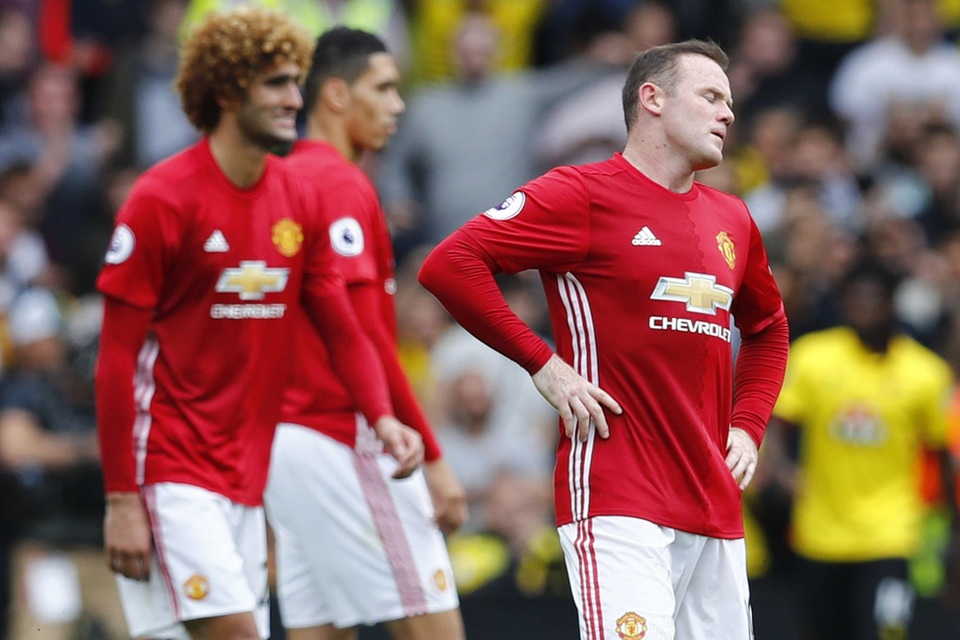 Nhìn lại trận thua mất mặt của MU trước Watford - 37
Sự thất vọng của Rooney và các cầu thủ MU sau khi thất bại