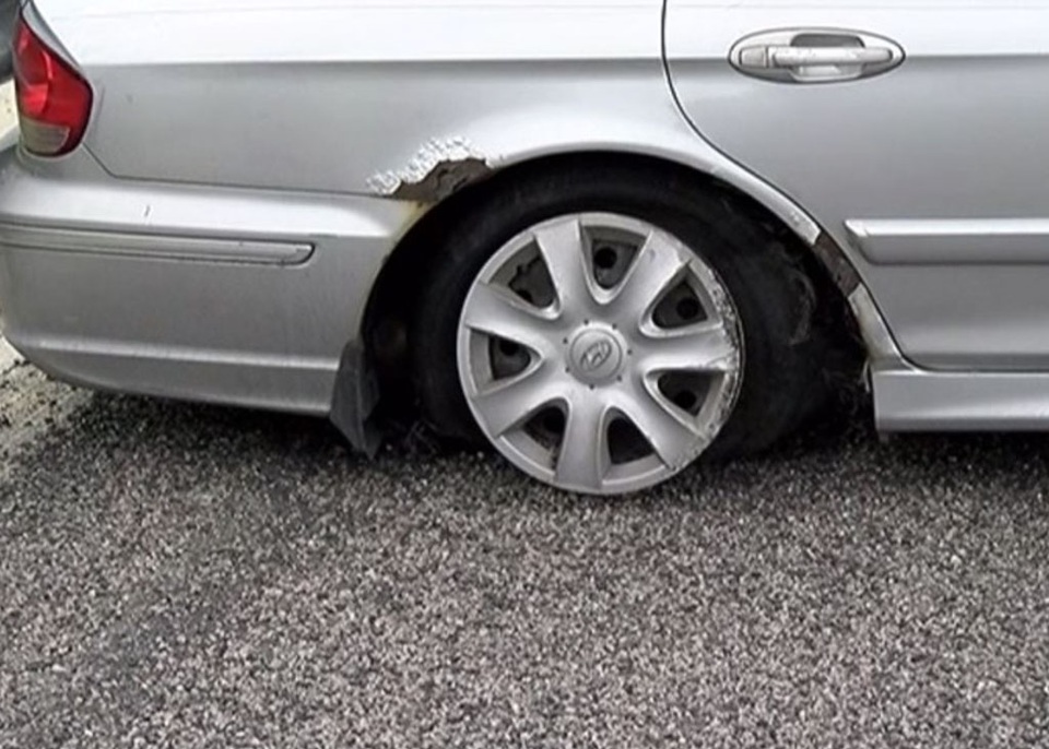 Xe 18 bánh ủn xe con, tài xế không hay biết - 5