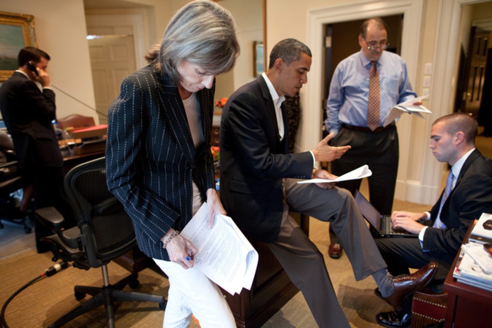 Những khoảnh khắc hậu trường "đắt giá" của Tổng thống Obama - 6
Ông Obama thảo luận với các cố vấn về bài phát biểu liên quan tới sự cố tràn dầu của hãng BP hồi tháng 6/2010.