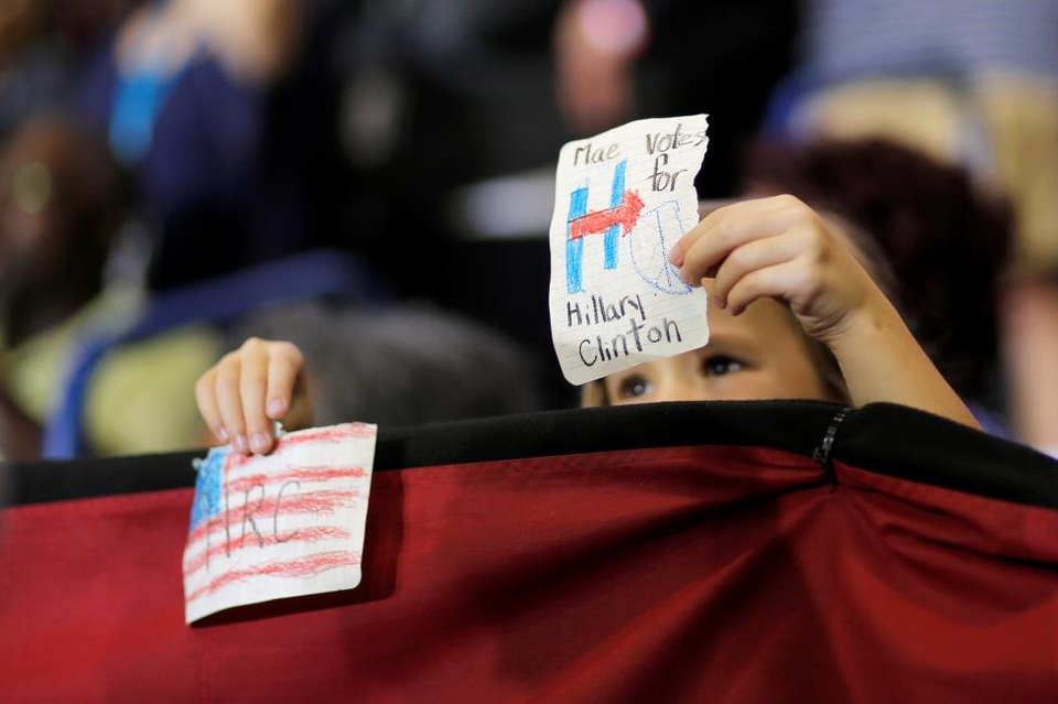 
Mae Louthan cầm tờ giấy bày tỏ sự ủng hộ cho bà Clinton tại một cuộc tranh cử ở Raleigh, North Carolina.
