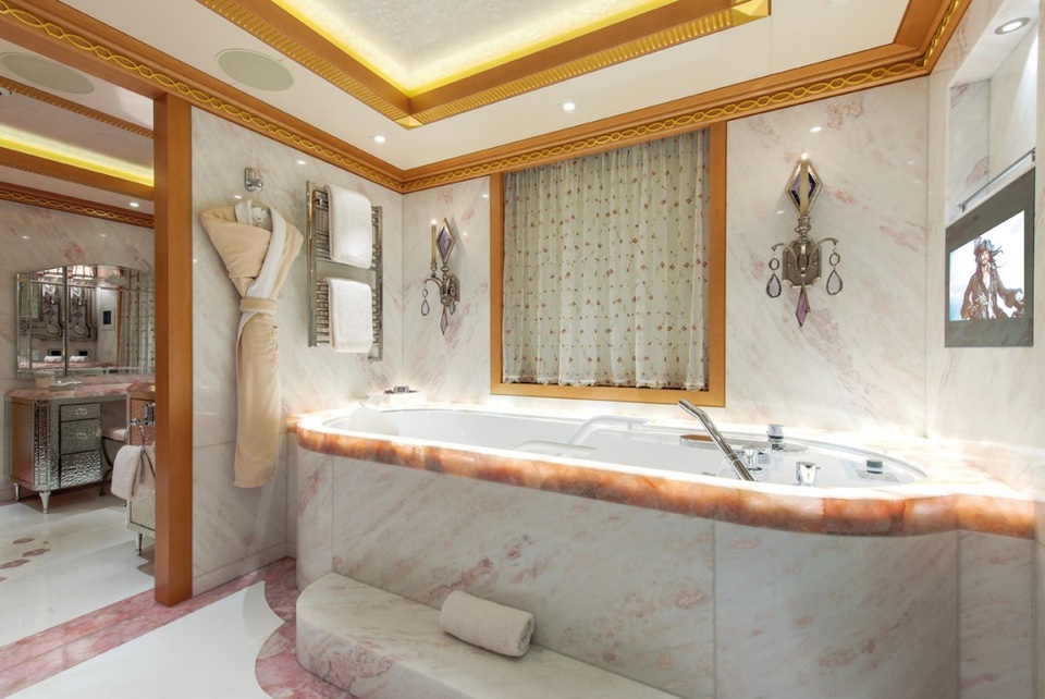 Ngắm chiếc siêu du thuyền xa xỉ đắt bằng... 50 chiếc Rolls-Royce - 6