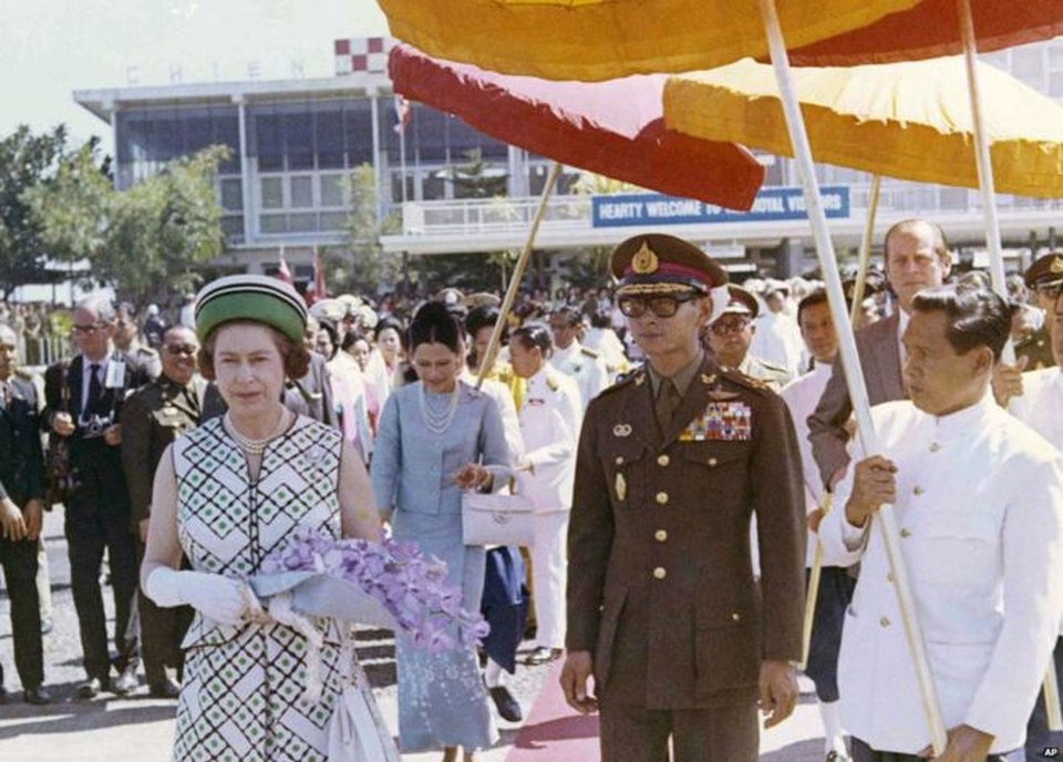 Cuộc đời nhà vua trị vì lâu nhất thế giới - 6
Vào năm 1972, Nữ hoàng Elizabeth II có chuyến thăm Thái Lan kéo dài 5 ngày. (Ảnh: AP)