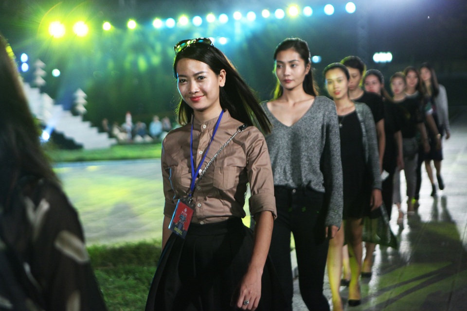 Hé lộ những hình ảnh đầu tiên trong Festival Áo dài Hà Nội 2016 - 8
Dàn người mẫu luyện tập trình diễn trên không gian trước cổng Đoan Môn.