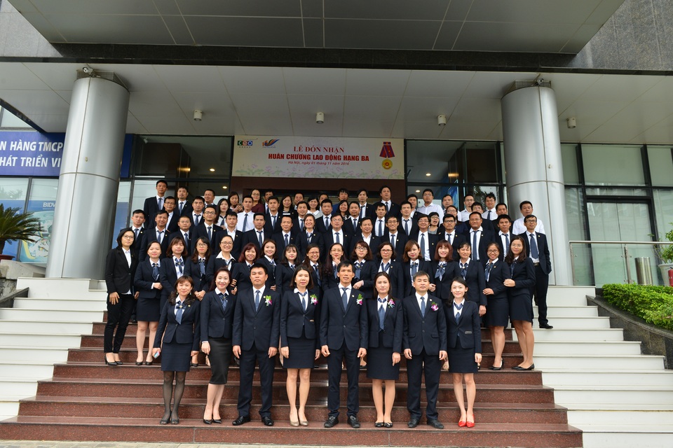 CEO Group đón nhận Huân chương Lao động hạng Ba - 3
Ban Lãnh đạo cùng các CBNV tại trụ sở chính vui mừng đón nhận thành tích cao quý nhân dịp kỷ niệm 15 năm thành lập.