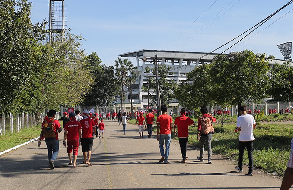 CĐV Myanmar ùn ùn kéo tới sân Thuwana tiếp lửa đội nhà - 6