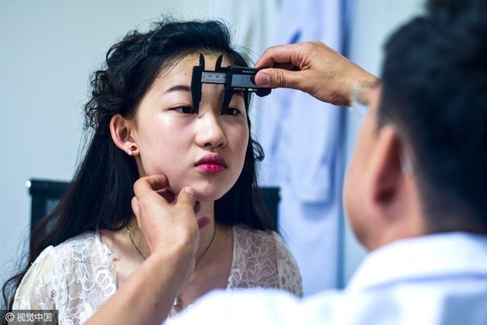 Cô gái 19 tuổi phẫu thuật thẩm mỹ để trở thành bản sao của Lưu Diệc Phi - 3
Cô được khuyên sửa mũi, mắt để có vẻ ngoài hoàn hảo.