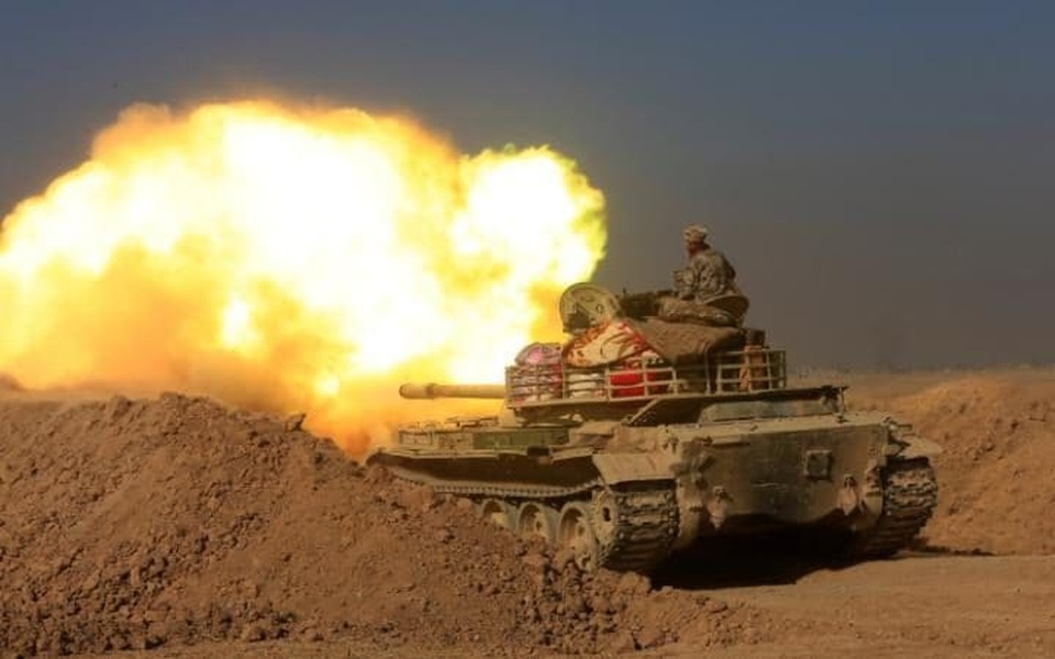 
Các binh sĩ thuộc quân đội Iraq khai hỏa về phía các vị trí của nhóm phiến quân Nhà nước Hồi giáo (IS) phía nam Mosul, Iraq. (Anh: Reuters)

