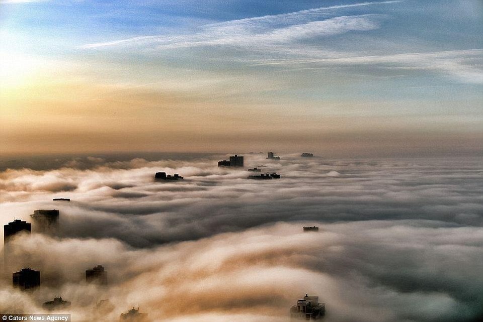 Thành phố nằm trong mây? Sương mù bao phủ trên khắp tòa nhà cao tầng nhất ở Chicago.