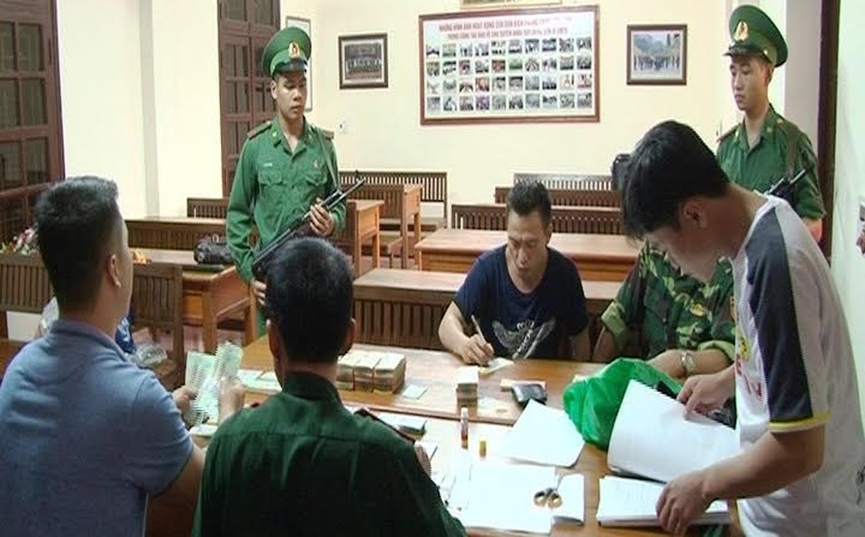 Bắt giữ đối tượng vận chuyển 600 triệu đồng tiền giả - 1
Đối tượng Tùng cùng tang vật bị bắt giữ