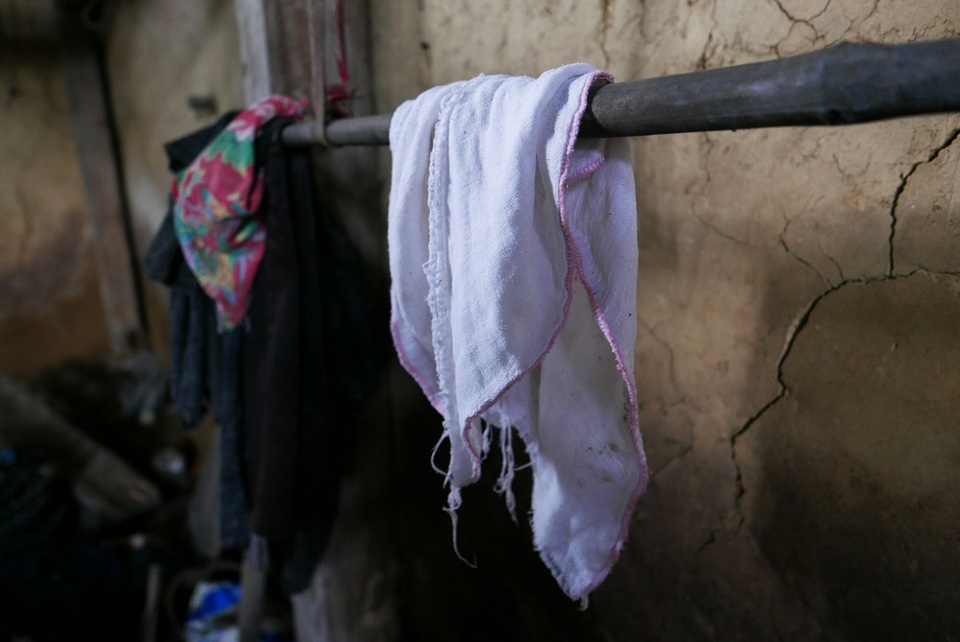 
Một số quần áo của gia đình vẫn vắt trên thanh mắc, trong đó có tấm tã xô của đứa trẻ chưa đầy 1 tháng tuổi.
