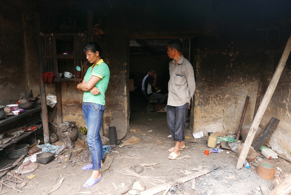 
Vụ giết người nhanh chóng xác định được nghi can duy nhất là Tẩn Láo Lở, một người cùng thôn. Tuy nhiên, phải đến ngày 5/9, Lở mới bị bắt. Lúc này, người thân của các nạn nhân mới yên tâm trở lại ngôi nhà ám ảnh. Sáng 6/9, hay tin công an dẫn giải nghi phạm đến đến xã để tiến hành các thủ tục điều tra, một số người thân, họ hàng của gia đình nạn nhân cũng đến ngôi nhà.
