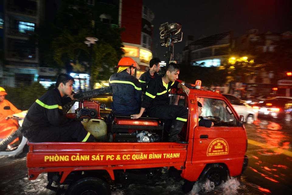 Mưa như trút, Sài Gòn thành "biển nước" mênh mông, ngập chưa từng thấy! - 18 Mưa như trút, Sài Gòn thành "biển nước" mênh mông, ngập chưa từng thấy! - 18