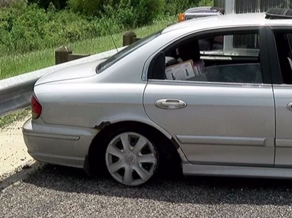 Xe 18 bánh ủn xe con, tài xế không hay biết - 4