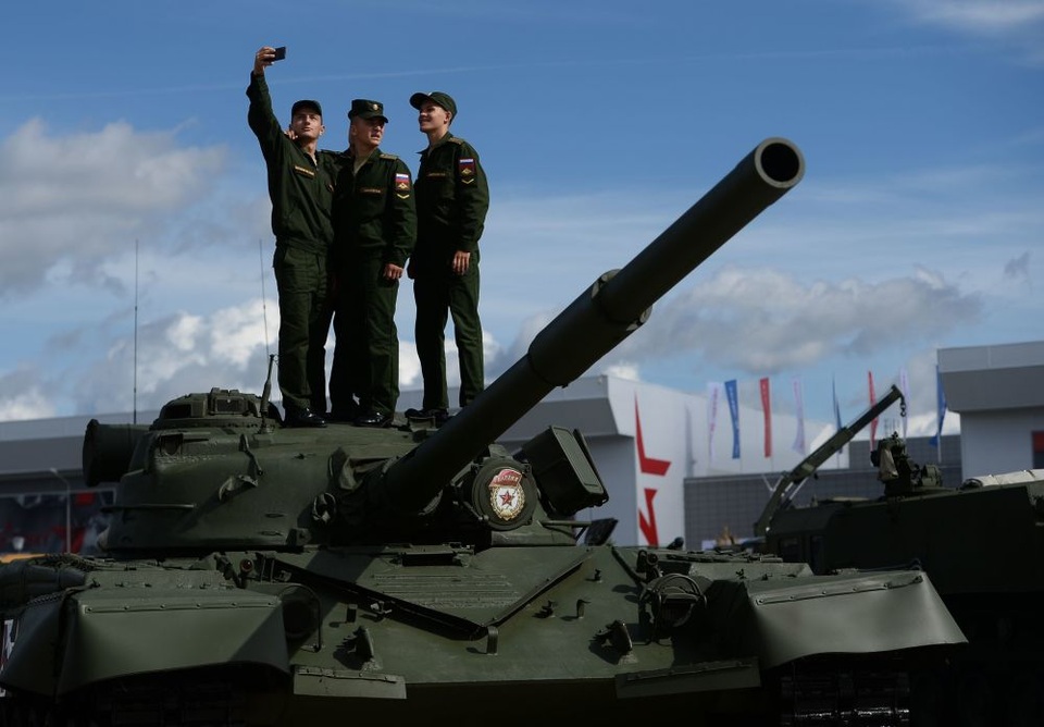 Nga khoe dàn vũ khí "khủng" tại triển lãm quân sự - 14
Các binh sĩ Nga chụp ảnh tự sướng tại triển lãm.