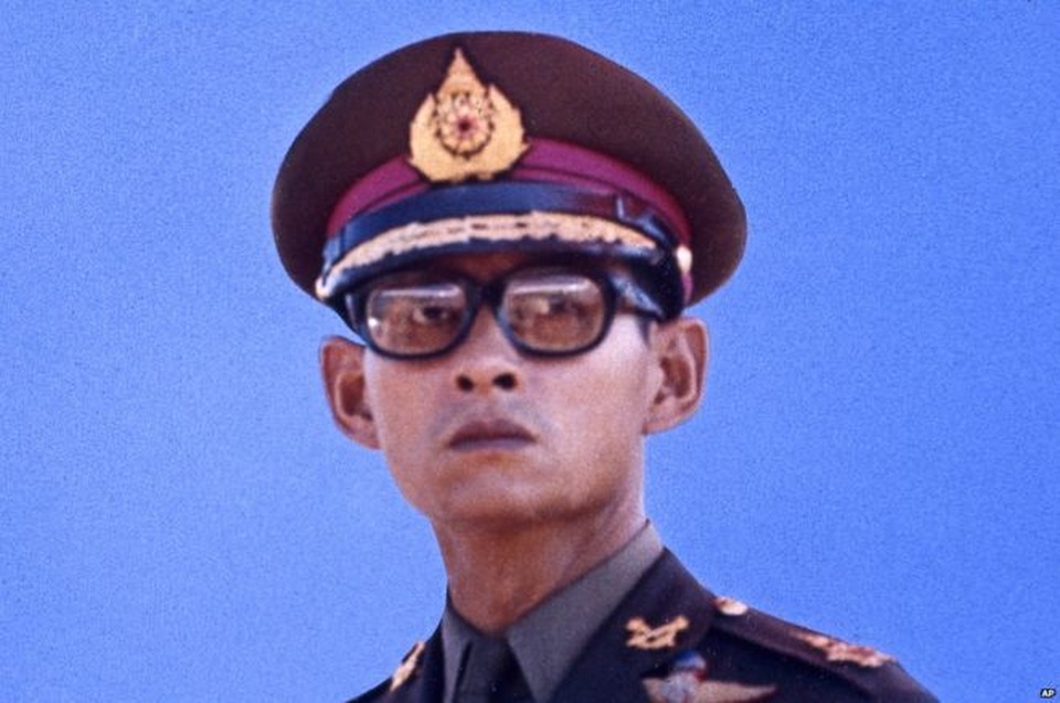 Cuộc đời nhà vua trị vì lâu nhất thế giới - 7
Quốc vương Adulyadej lần đầu can thiệp vào chính trường Thái Lan là vào năm 1973, khi những người biểu tình ủng hộ dân chủ bị bắn và sau đó được trú tại cung điện hoàng gia, một động thái dẫn tới sự sụp đổ của chính quyền thủ tướng khi đó, Tướng Thanom Kittikachorn. (Ảnh: AP)