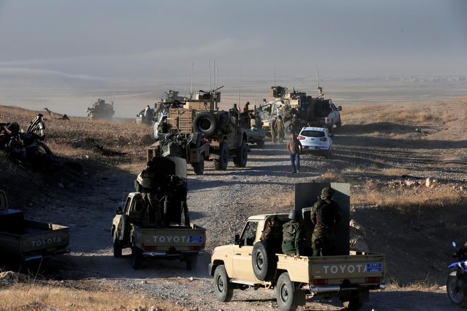 Chiến sự ác liệt tại thành trì của phiến quân IS ở Iraq - 5
Các phương tiện của lực lượng quân sự thuộc khu tự trị Kurd ở Iraq, thường gọi là Peshmerga, tiến vào phía đông Mosul.