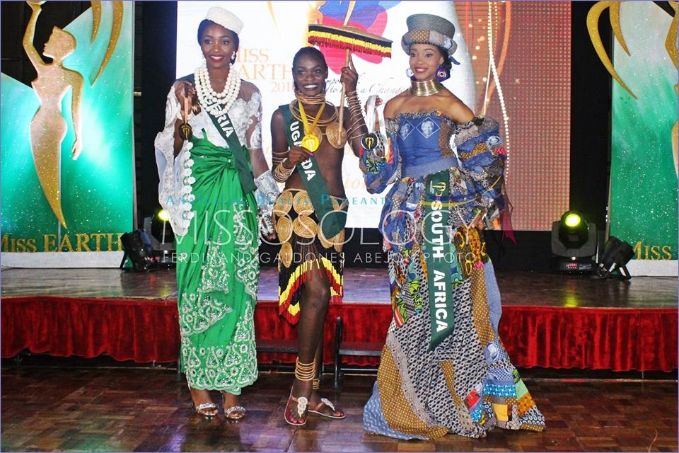 Ngắm những bộ trang phục dân tộc đẹp nhất cuộc thi Hoa hậu Trái đất - 10 
Ba hoa hậu giành huy chương vàng, bạc và đồng phần thi trình diễn trang phục dân tộc của nhóm thí sinh khu vực châu Phi