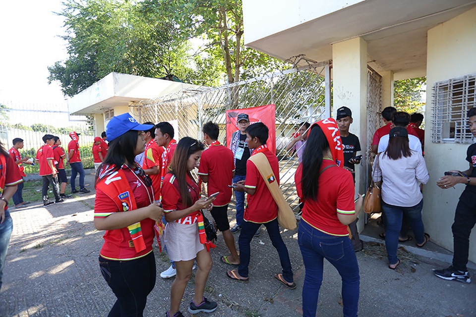 CĐV Myanmar ùn ùn kéo tới sân Thuwana tiếp lửa đội nhà - 7