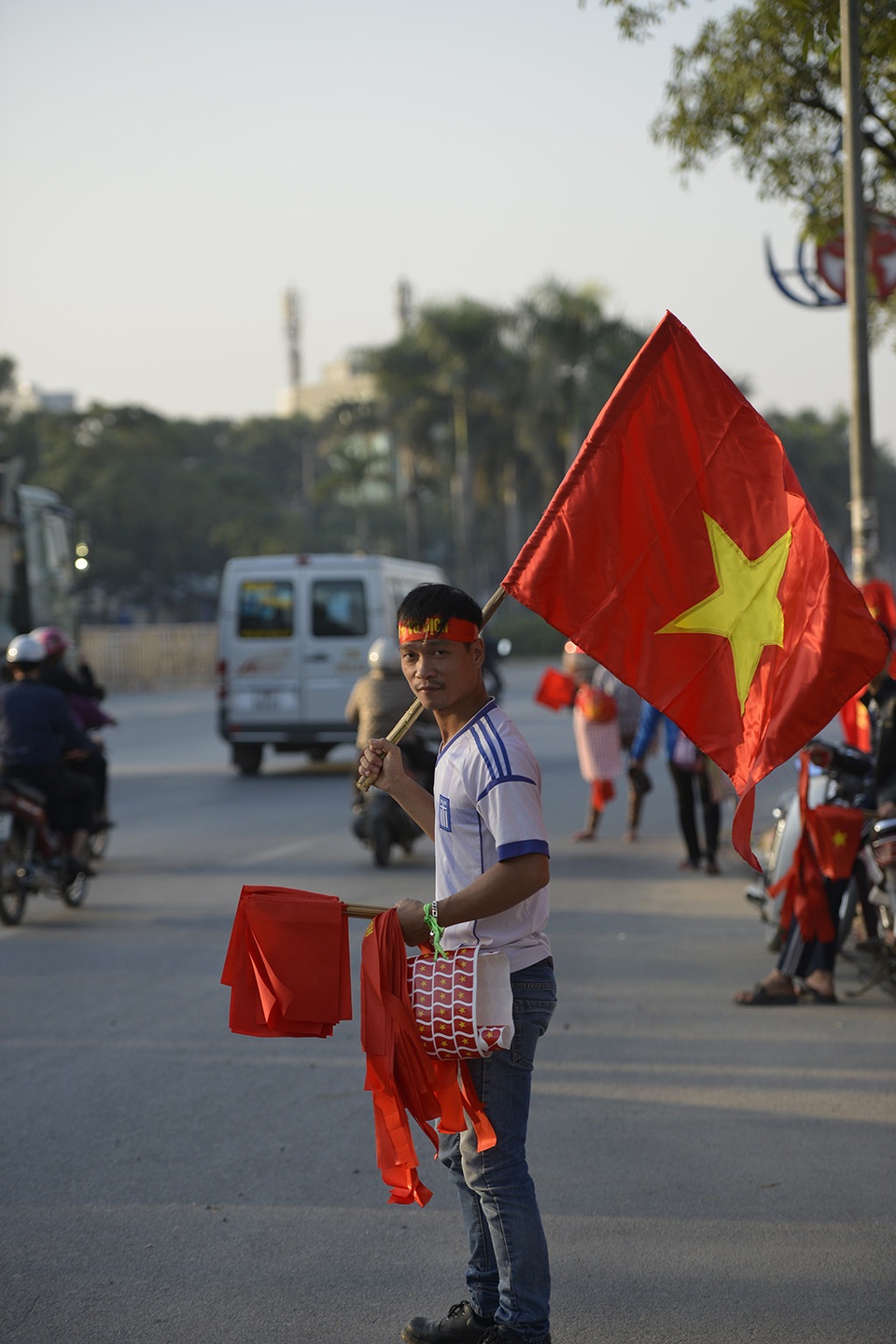 
Những lá cờ đỏ sao vàng bán khá đắt hàng, cờ to 50.000 đồng/cái, cờ nhỏ 15.000 đồng
